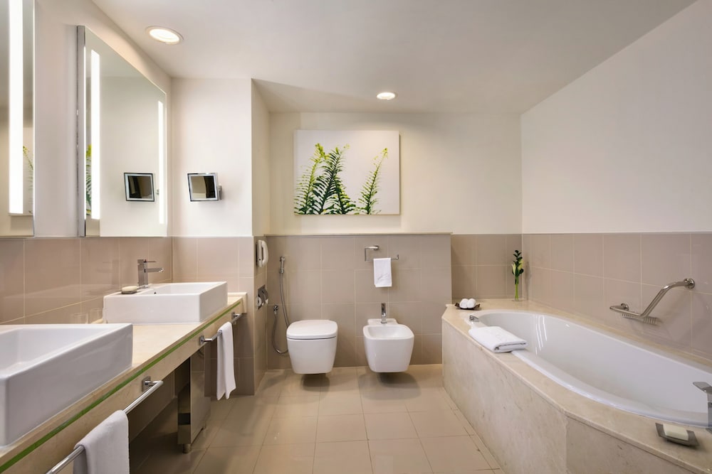 جناح تنفيذي بسرير كينج، Traders Hotel, Qaryat Al Beri, Abu Dhabi 3/3