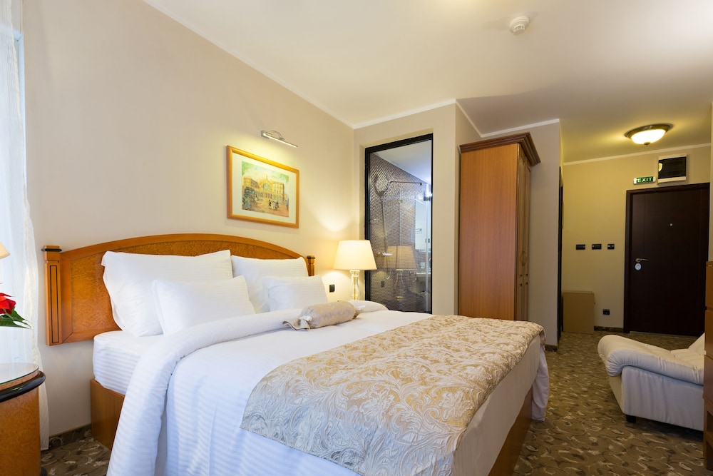 SUPERIOR, KING BED
