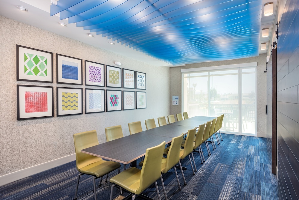 Holiday Inn Express & Suites Moreno Valley - Riverside 11/47