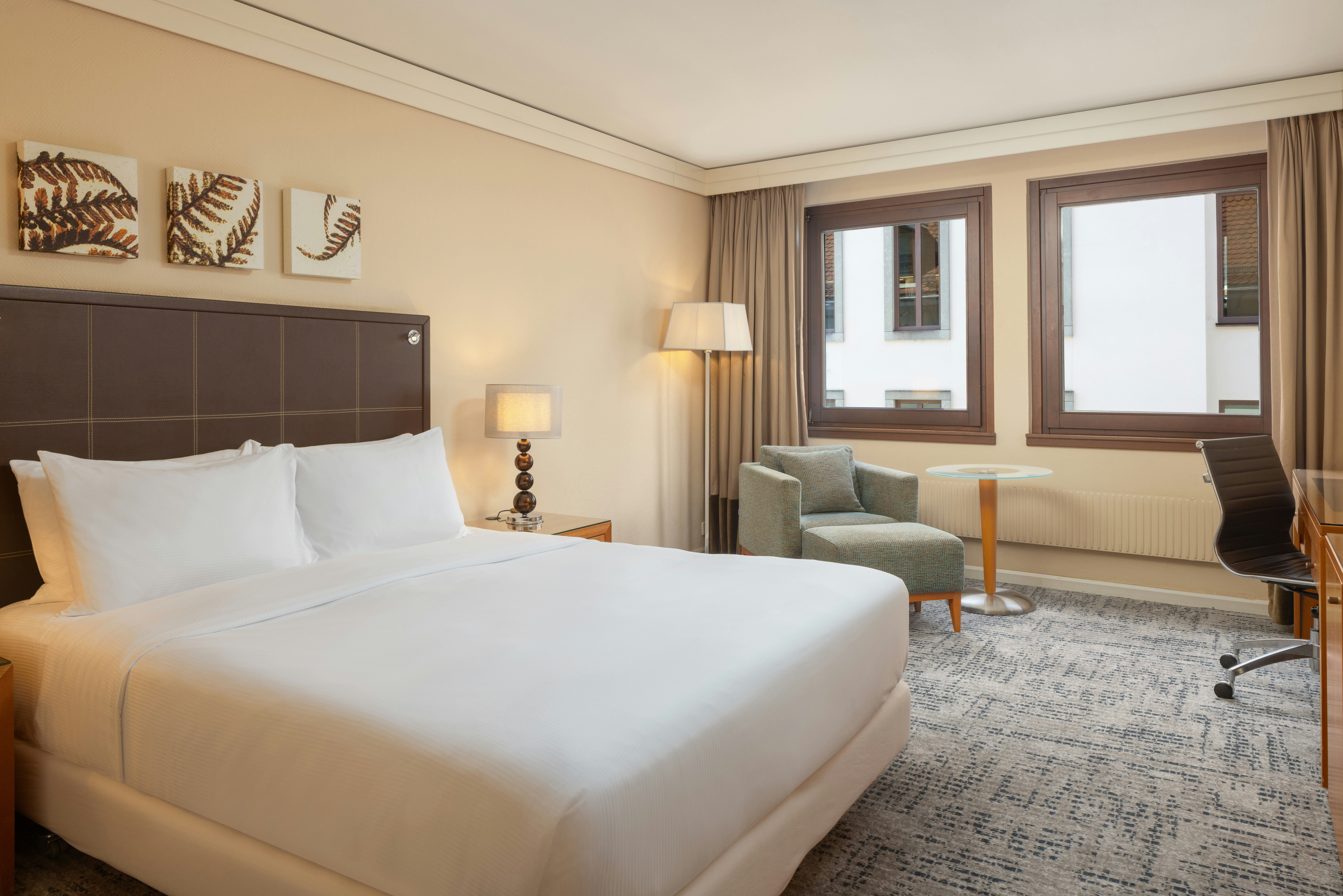 Executive, Queen Bed