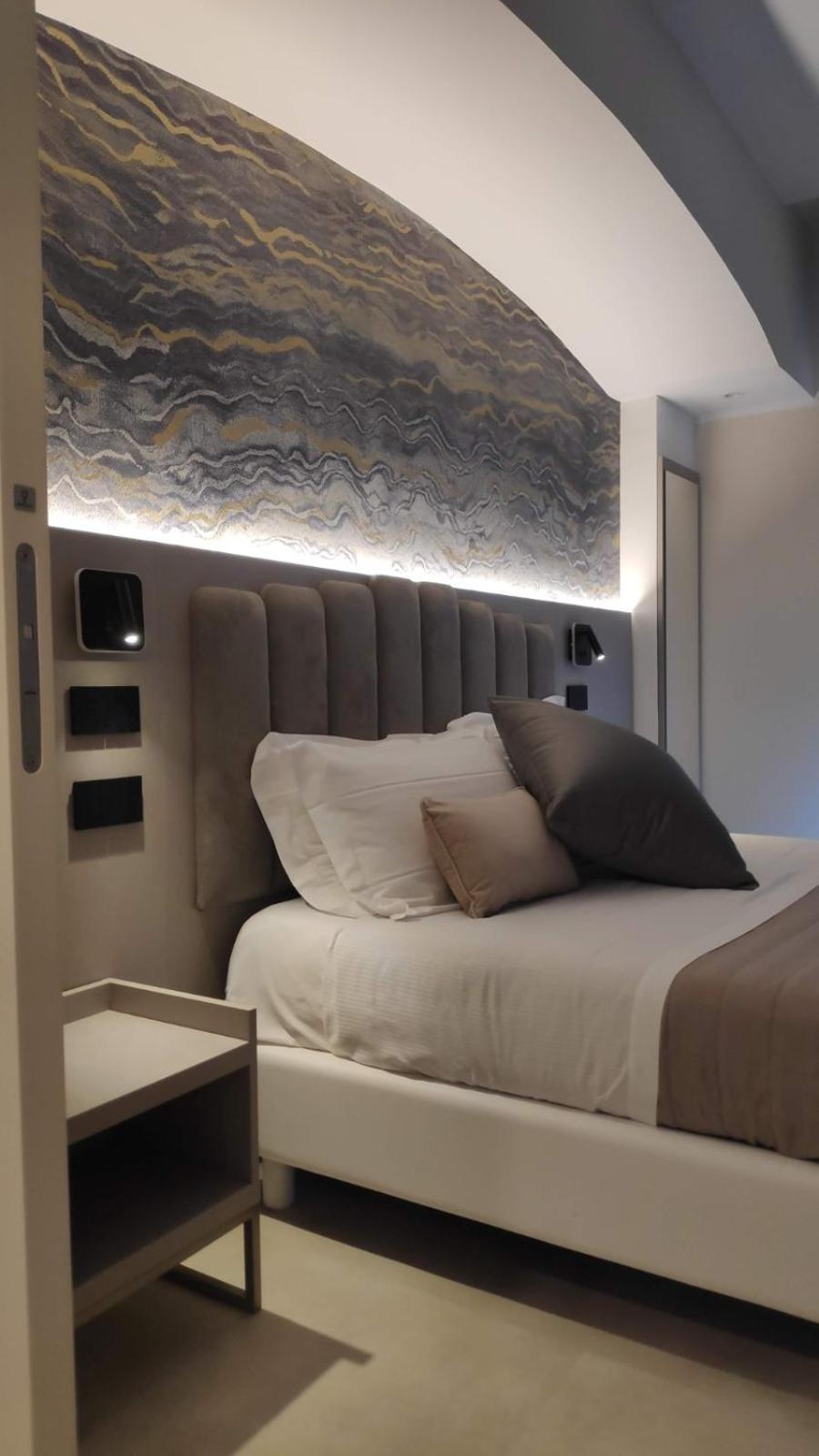 Room, King Bed, Lateral Side Sea View