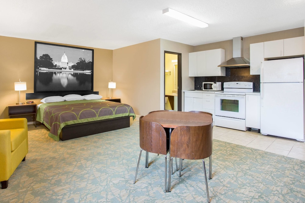 Super 8 by Wyndham Waldorf 13/15