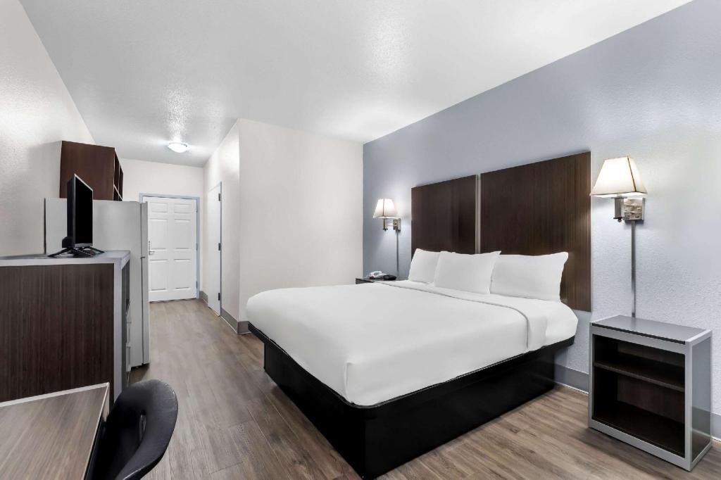 EFFICIENCY, KING BED, ACCESSIBLE