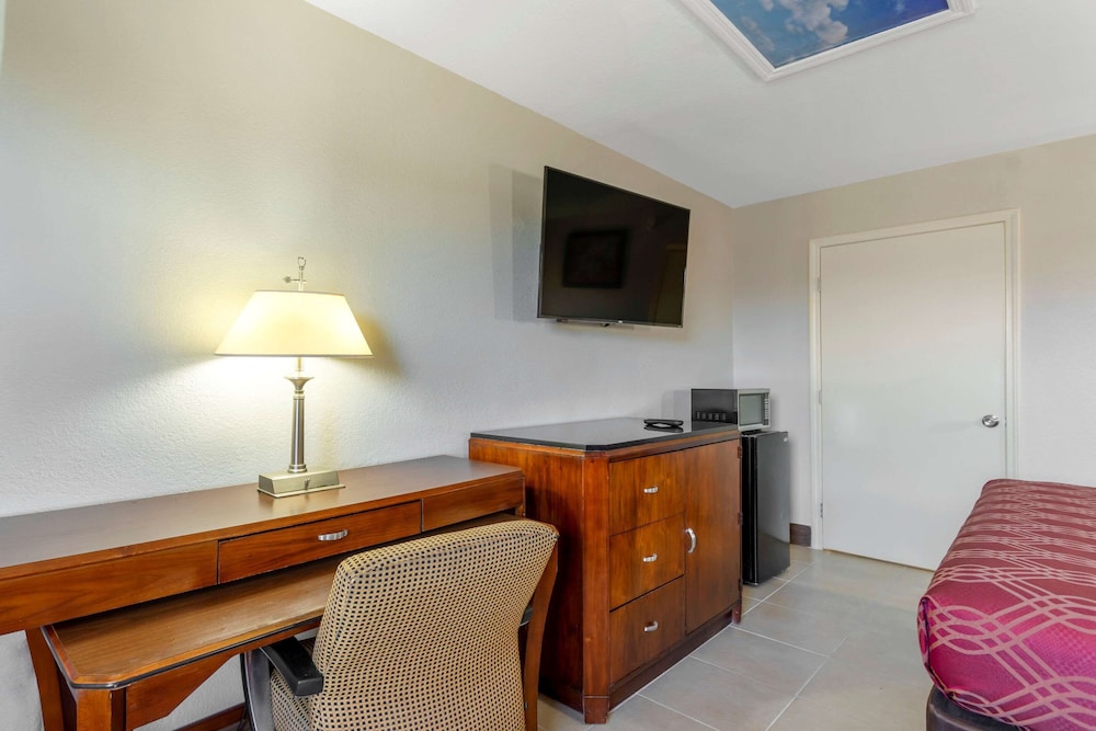Econo Lodge Athens I-75 22/38