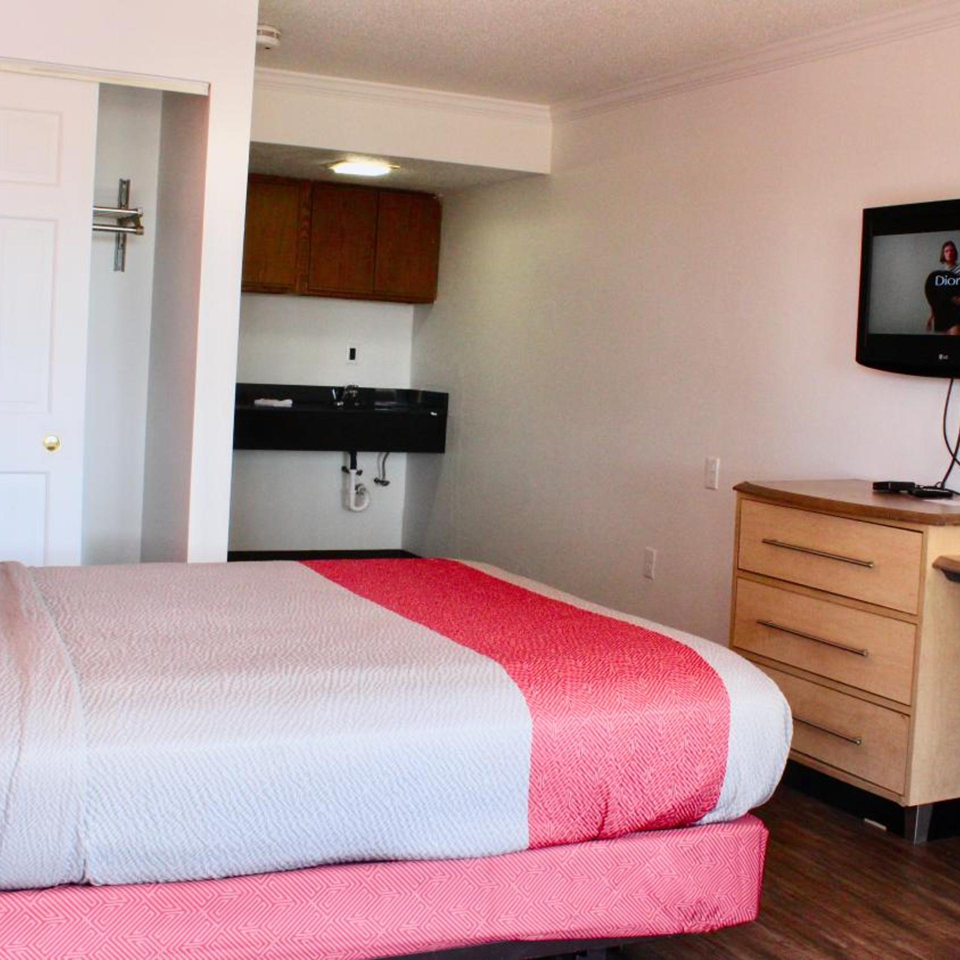 ROOM, QUEEN BED