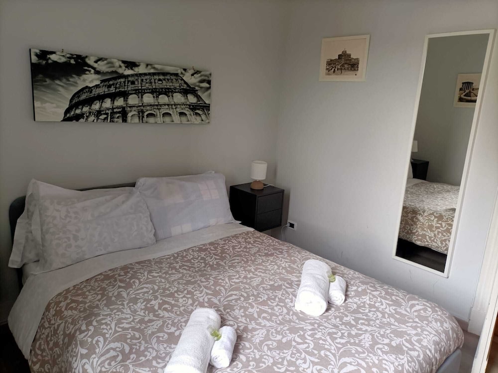 ROOM, DOUBLE BED, SHARED BATHROOM