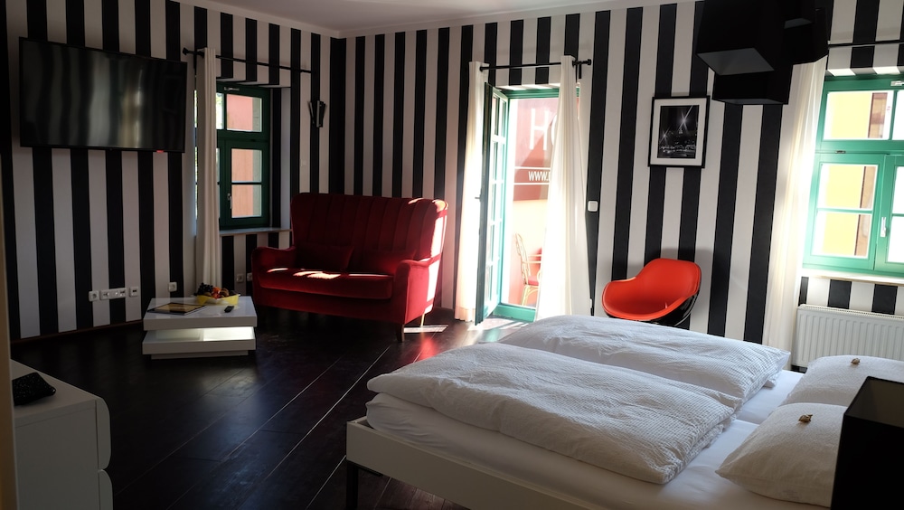 Backstage Hotel 5/31