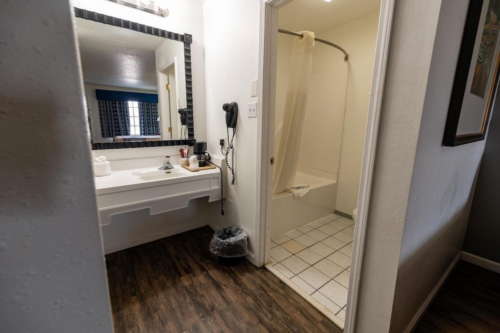 Americas Best Value Inn & Suites - Russellville 19/32