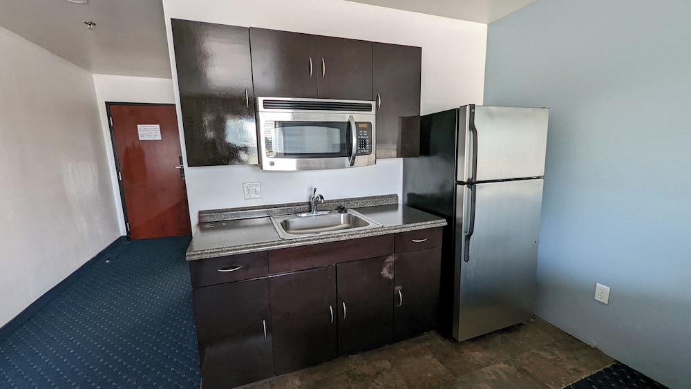 Days Inn by Wyndham Canadian 3/23