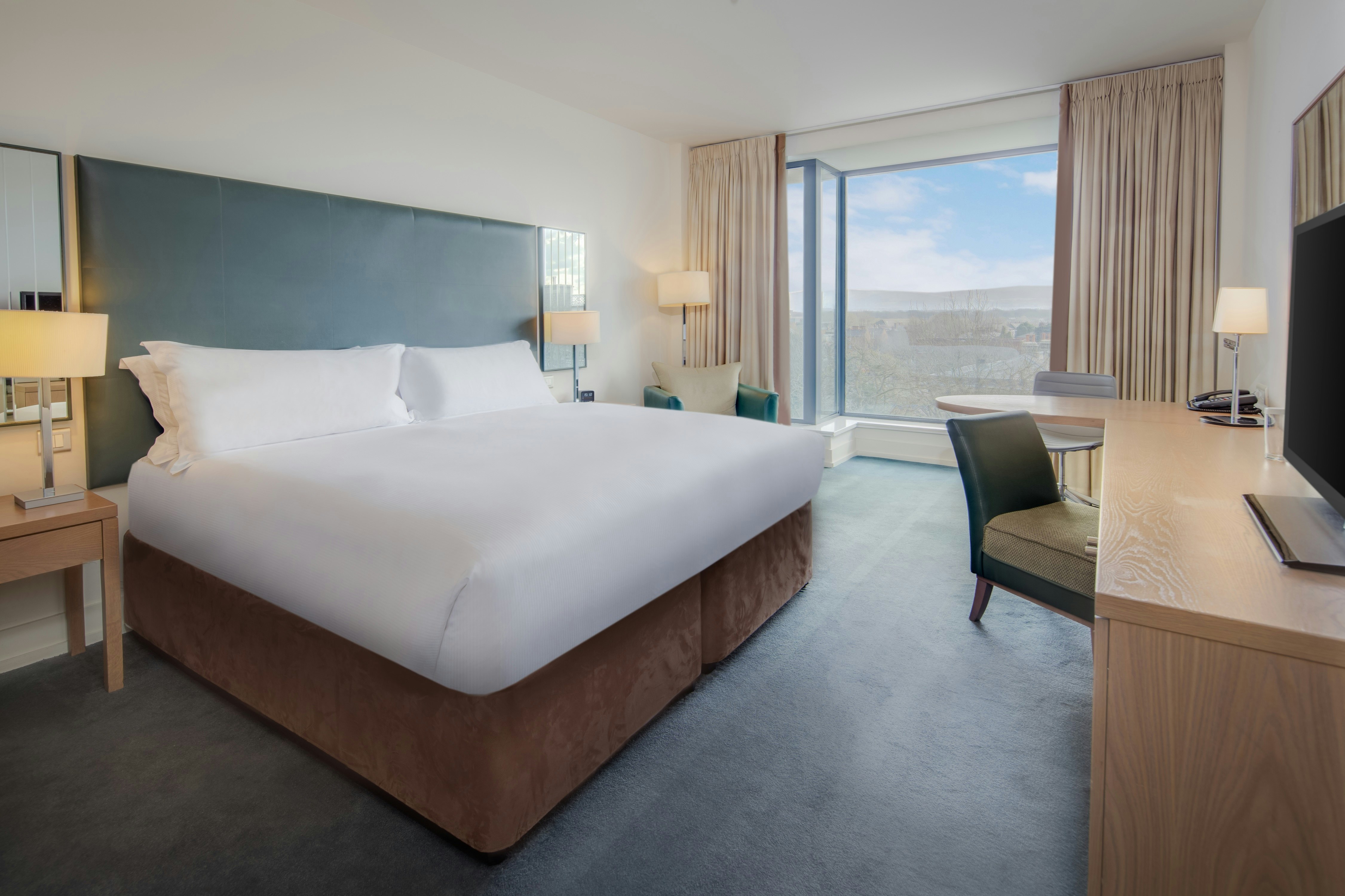 DELUXE, KING BED