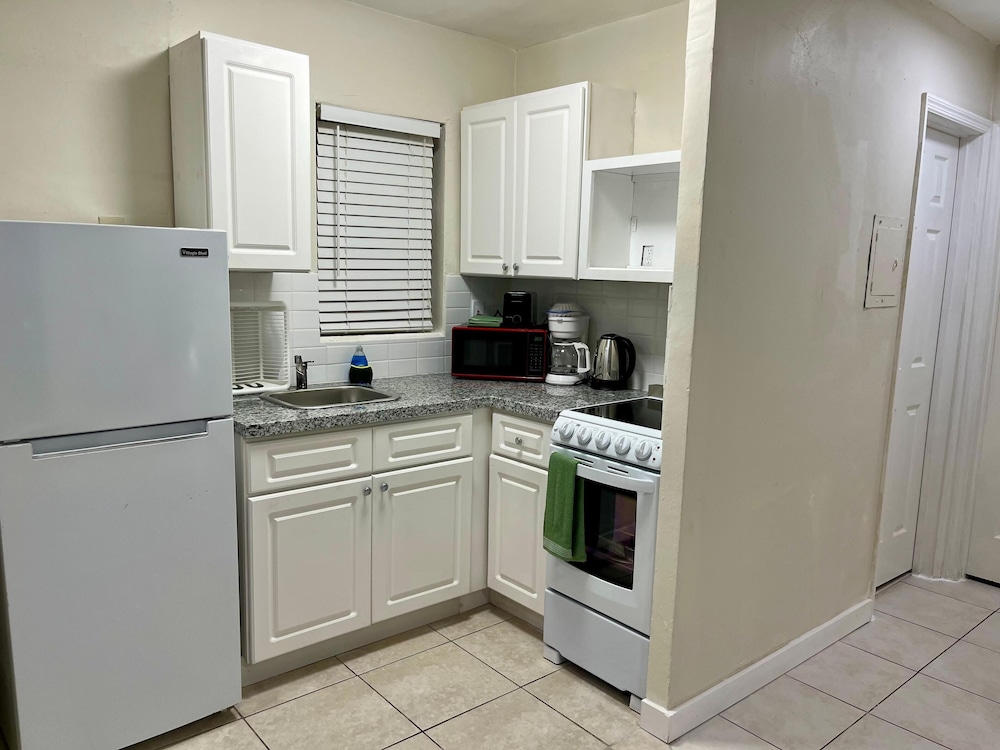 Sunny Isles Apartments 9/73