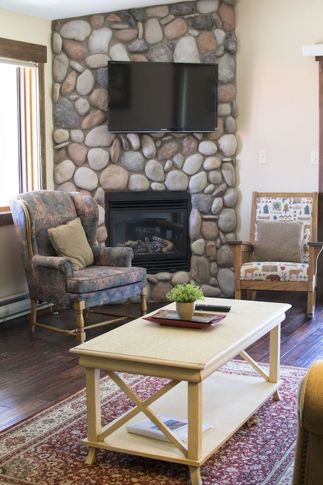 Aspen Village Inn 46/79