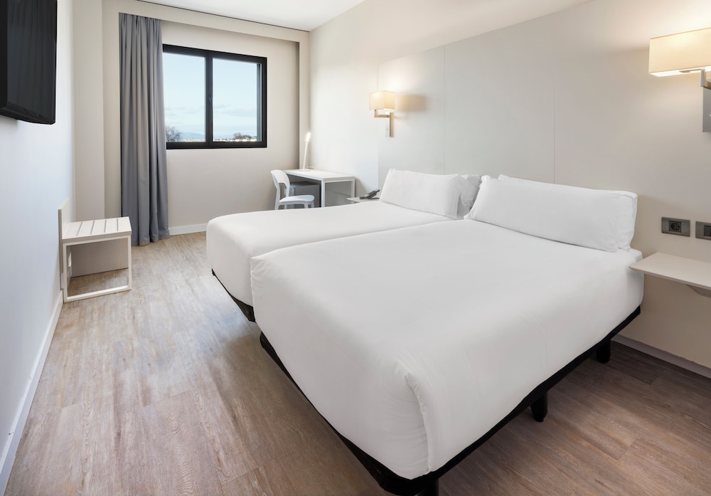 ROOM, TWIN BEDS