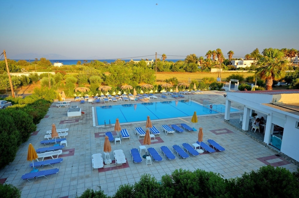 NIKOS 2 STUDIOS AND APARTMENTS 23/25