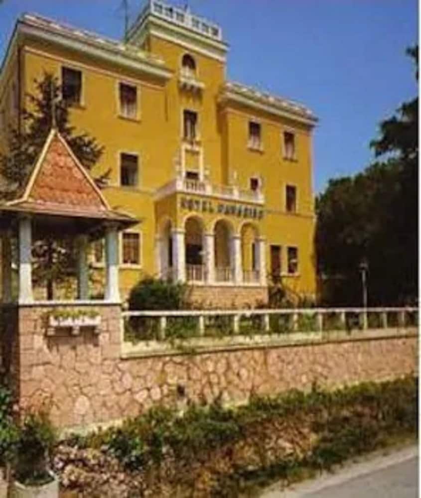 Hotel Paradiso 6/27