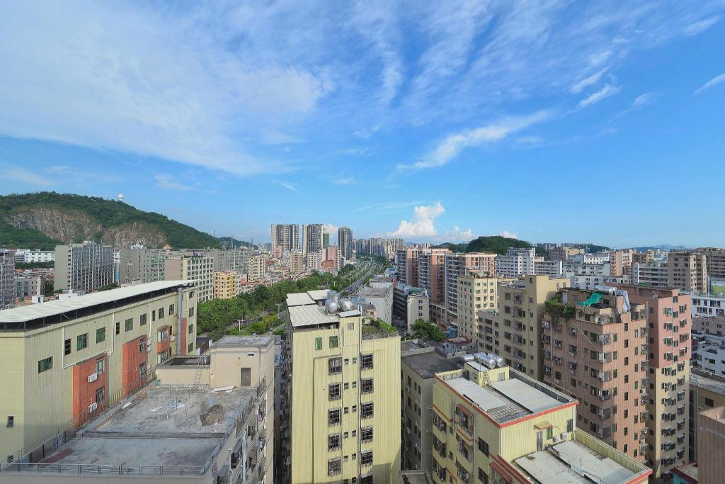Vienna Hotel (Shenzhen Gushu Metro Station) 53/56