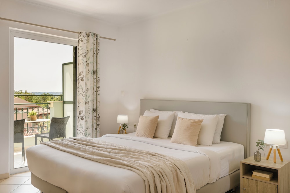 Superior, Queen Bed, Partial Sea View