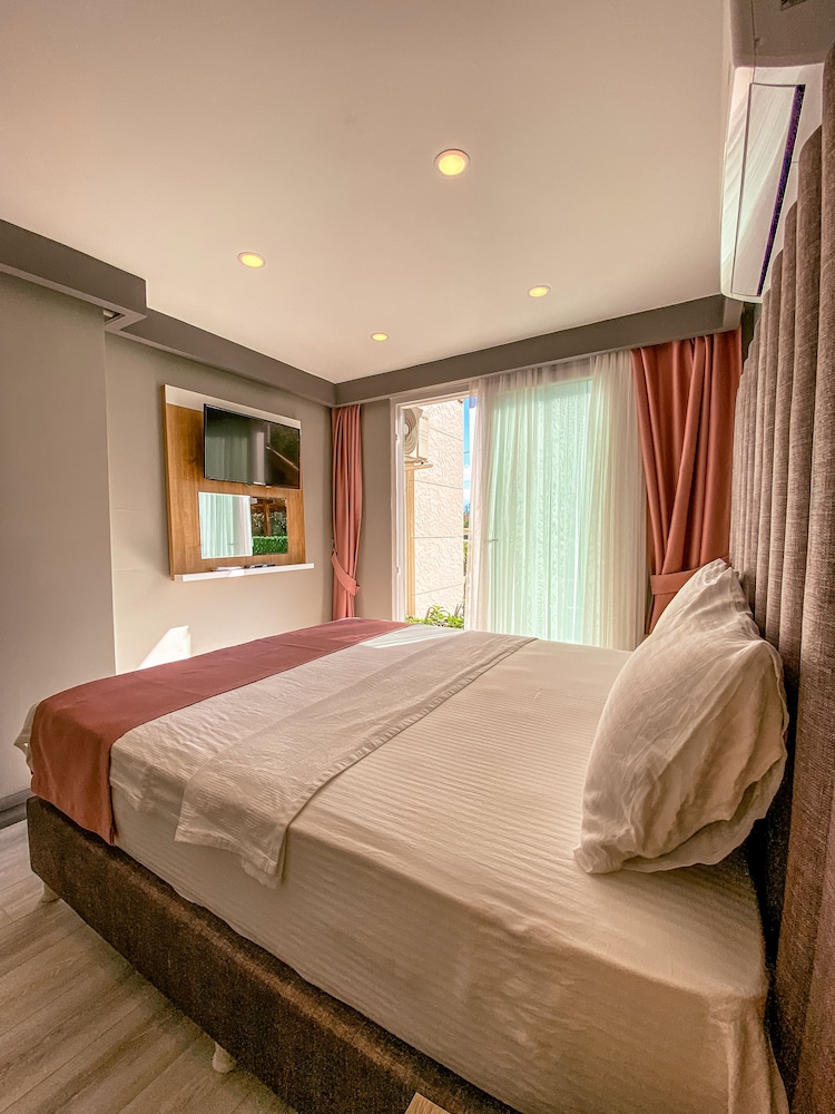 Lopera Deluxe Hotel 8/41