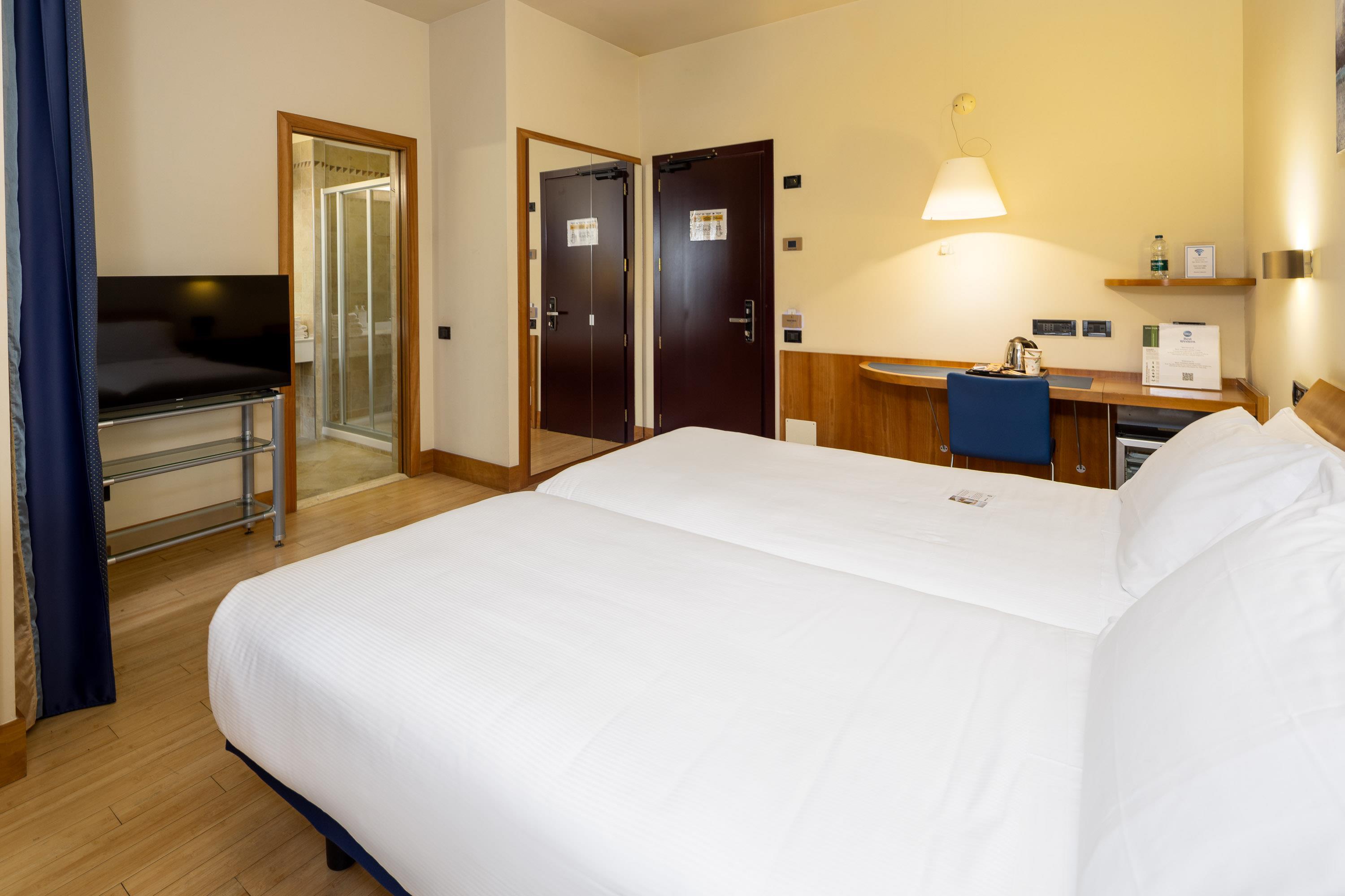 ROOM, TWIN BEDS
