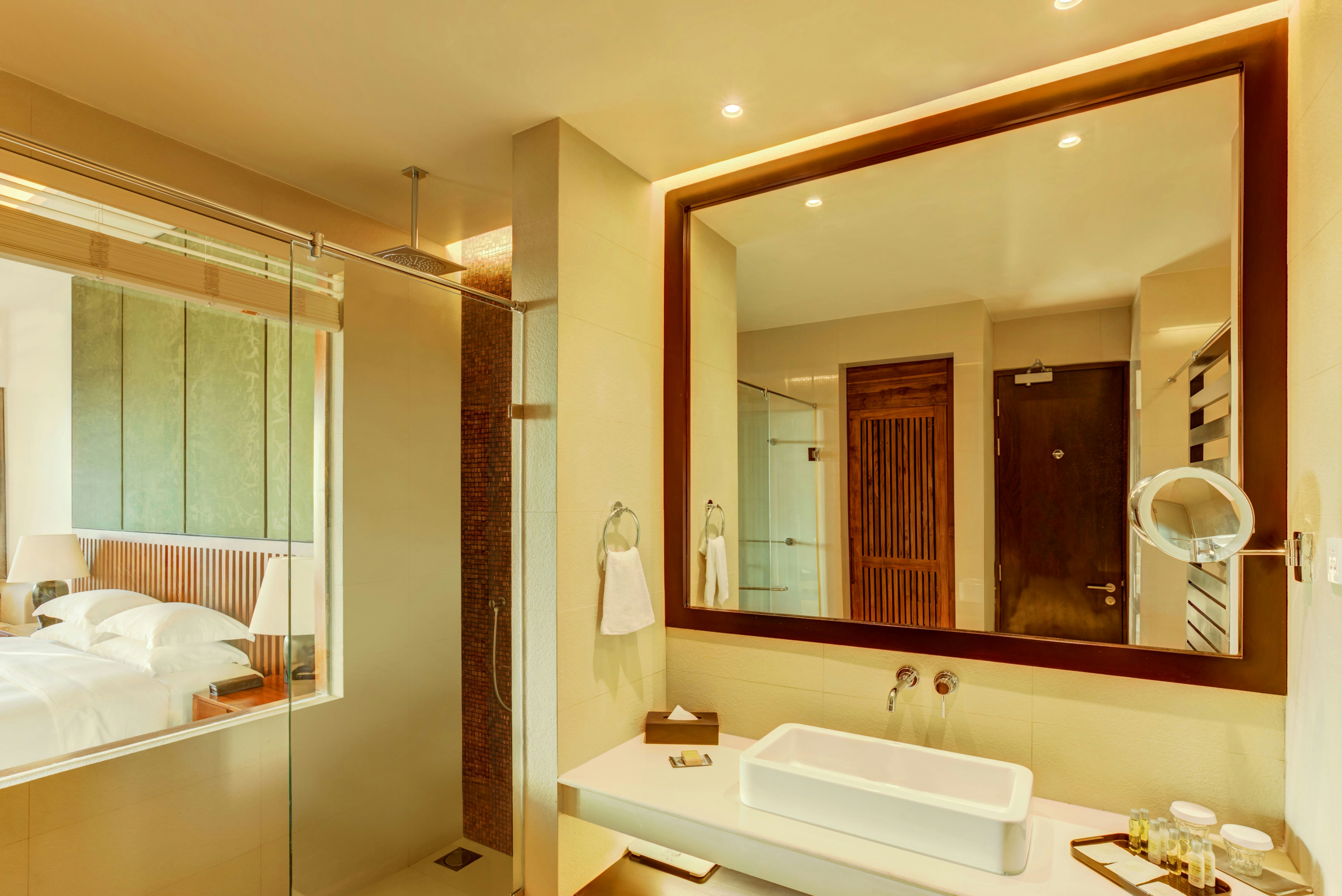 غرفة ديلوكس بسرير كينج بشرفة، Doubletree By Hilton Weerawila Rajawarna Resort 7/9