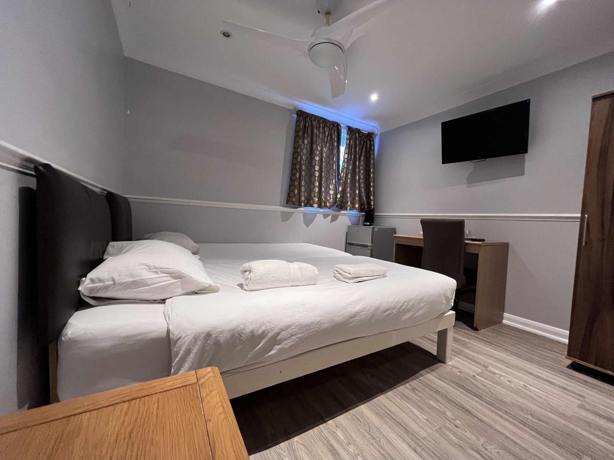 ROOM, TWIN BEDS