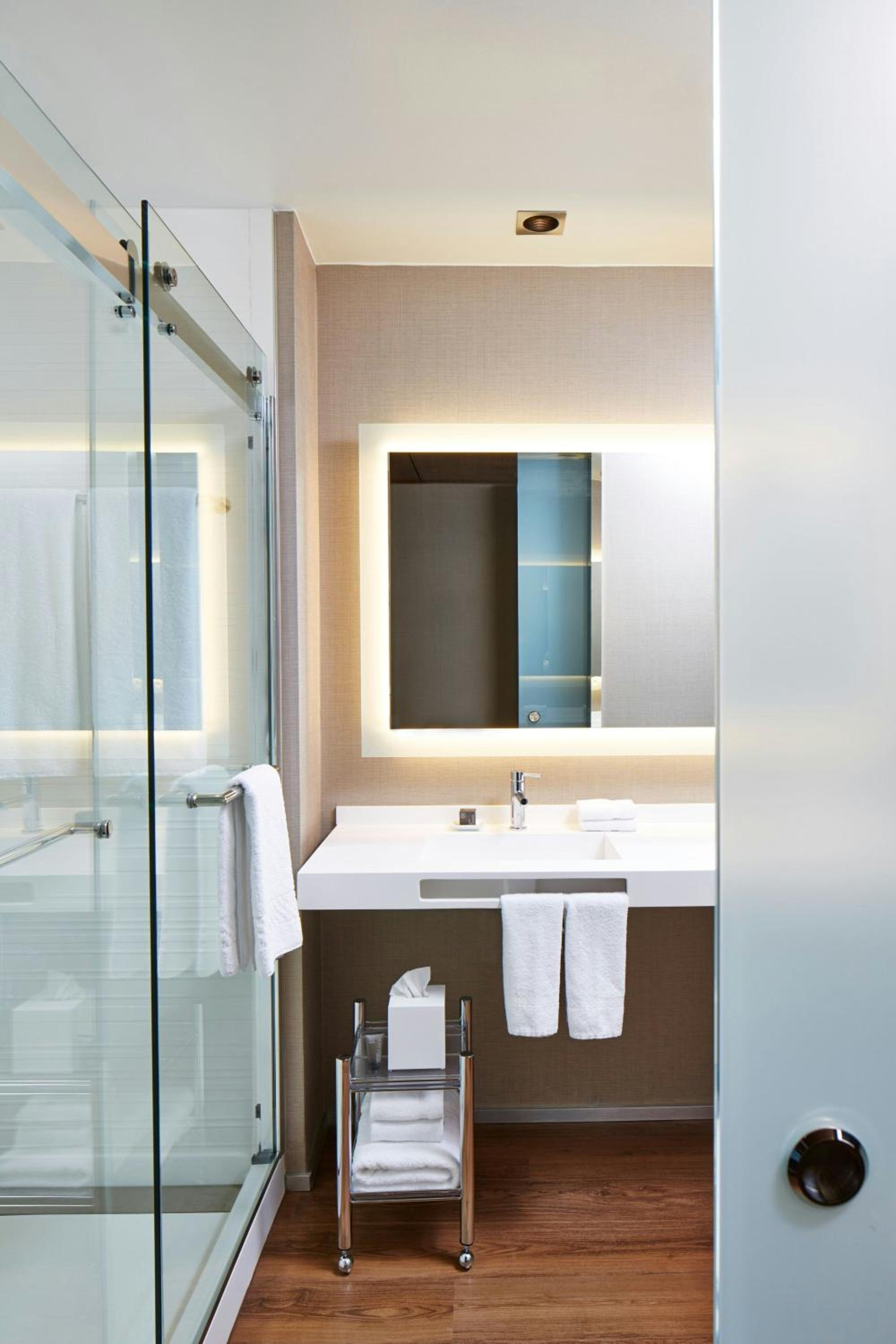 غرفة بسرير كينج لذوي الإعاقة، AC Hotel Atlanta Buckhead at Phipps Plaza 5/5