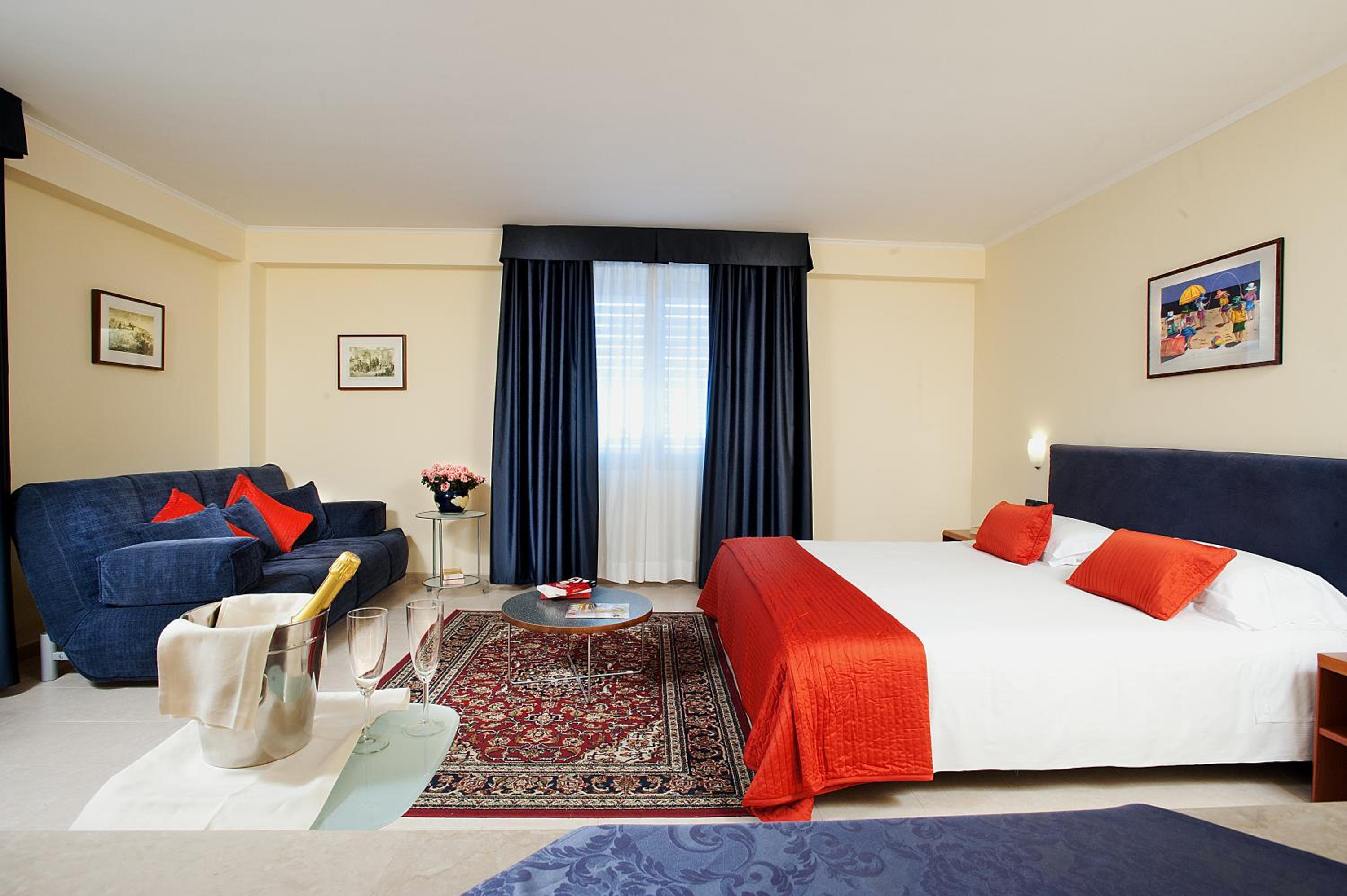 Junior Suite, Sofa
