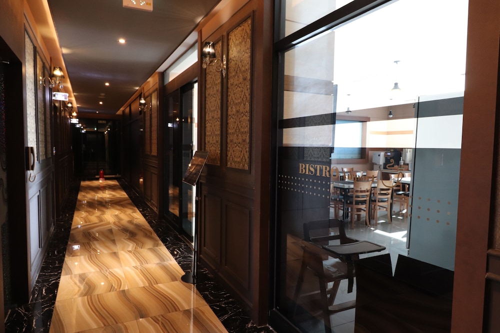 Airport Hotel 38/43