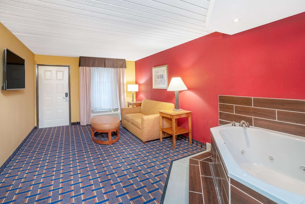 Baymont By Wyndham Knoxville I-75 17/45