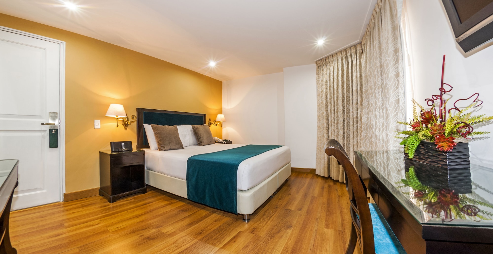 SUPERIOR, QUEEN BED
