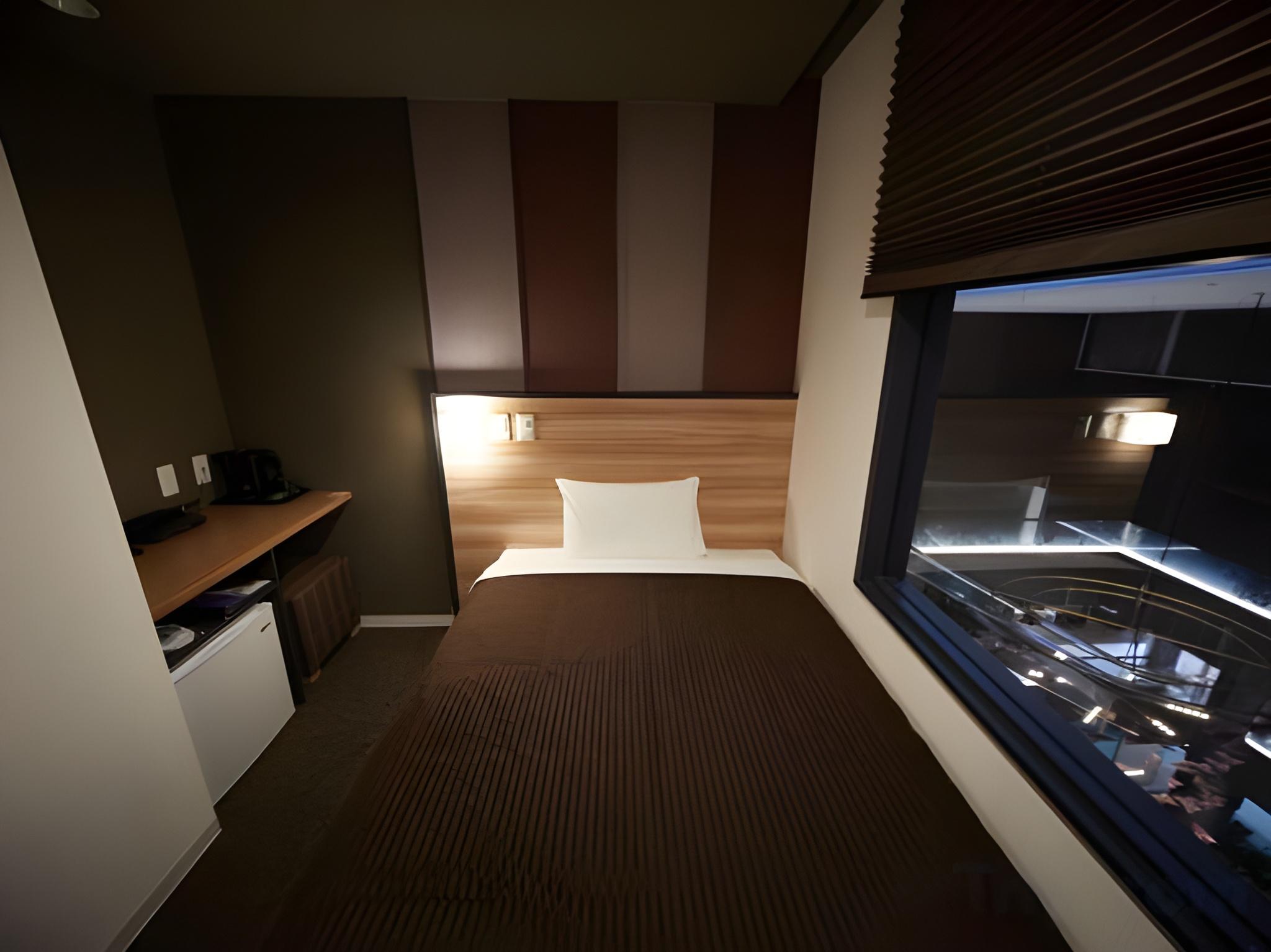 ROOM, SINGLE