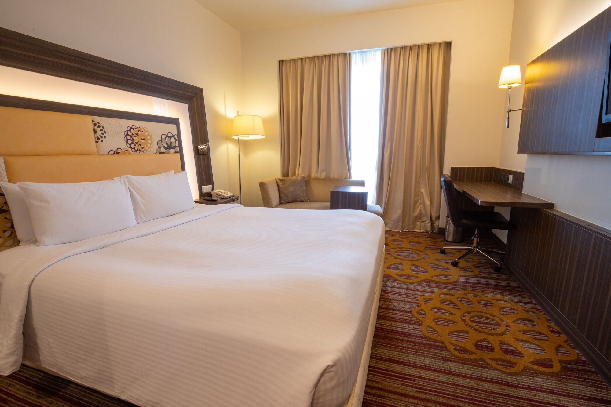 EXECUTIVE, KING BED
