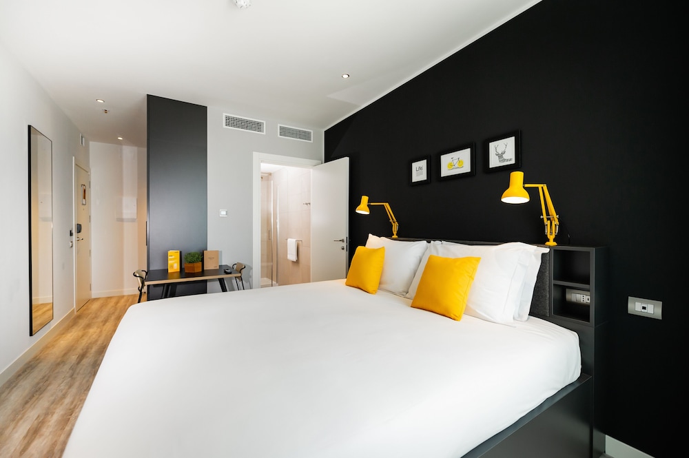 STUDIO, APARTMENT, KING BED