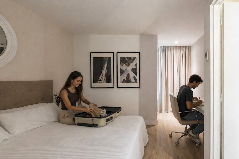 LATROUPE Grand Place Hostel 42/64