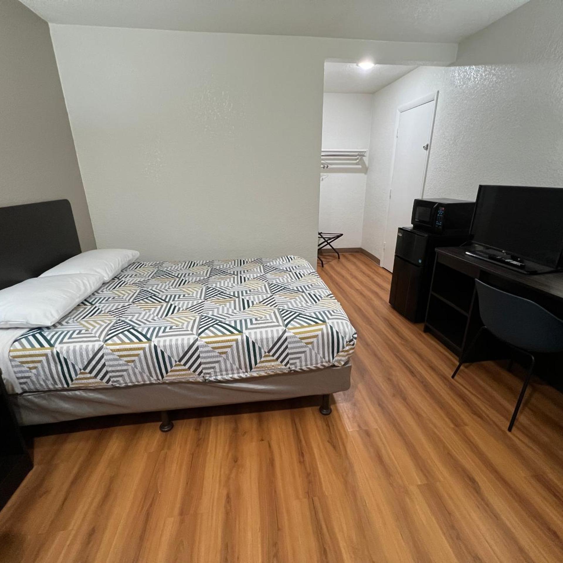 1 Full Bed - ADA/RI Shower/Micfridge, NS، Motel6 Longview, TX 5/10