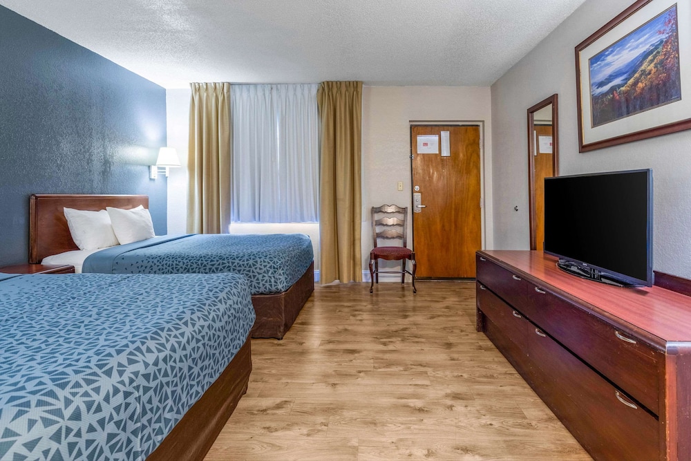 Econo Lodge Inn and Suites On The River 24/61