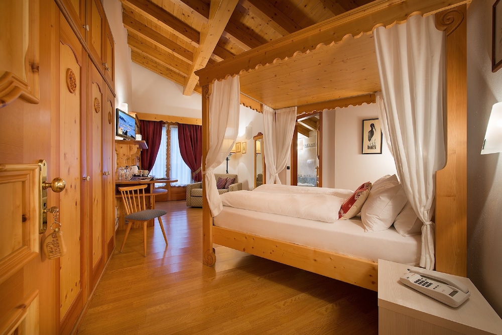 DELUXE, DOUBLE BED, JETTED TUB