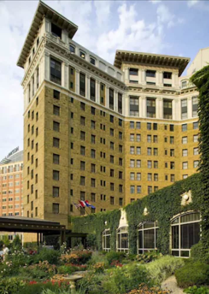 The Saint Paul Hotel 2/64