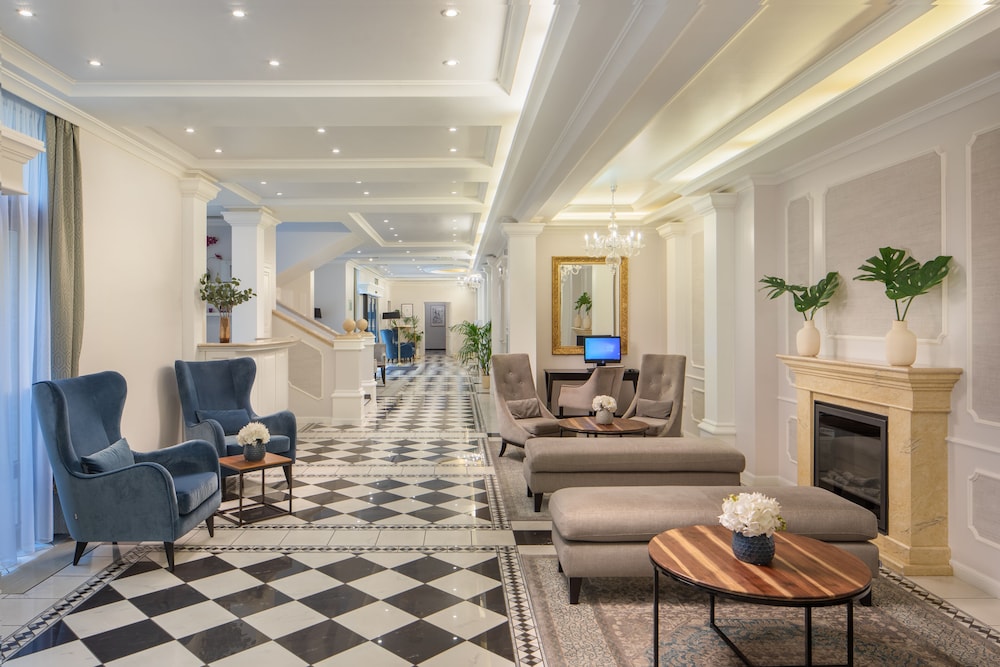 Queens Court Hotel And Residence 46/69
