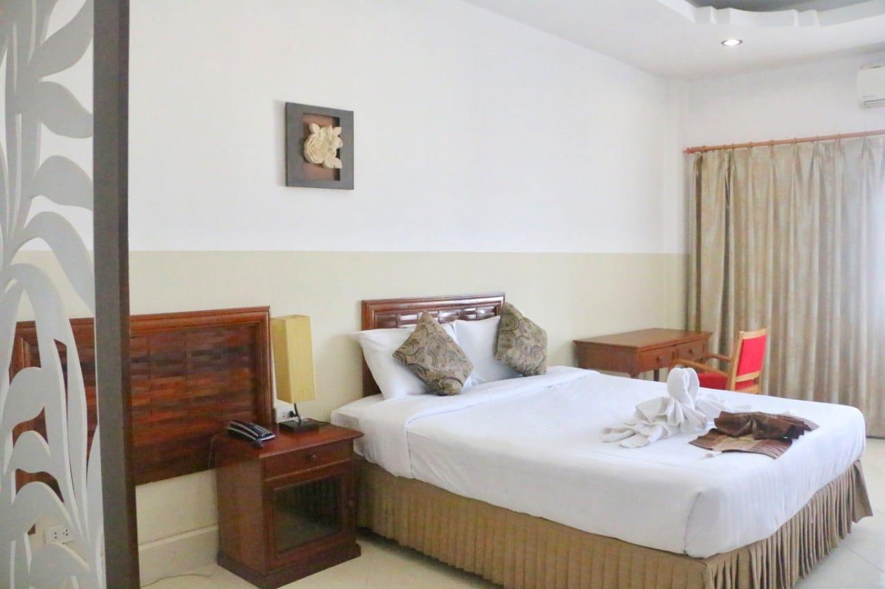 Deluxe, King Bed, Double and Twin Beds