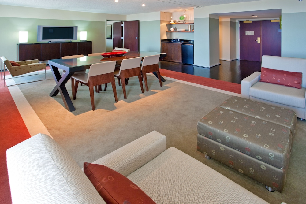 Crowne Plaza Chicago West Loop 43/55