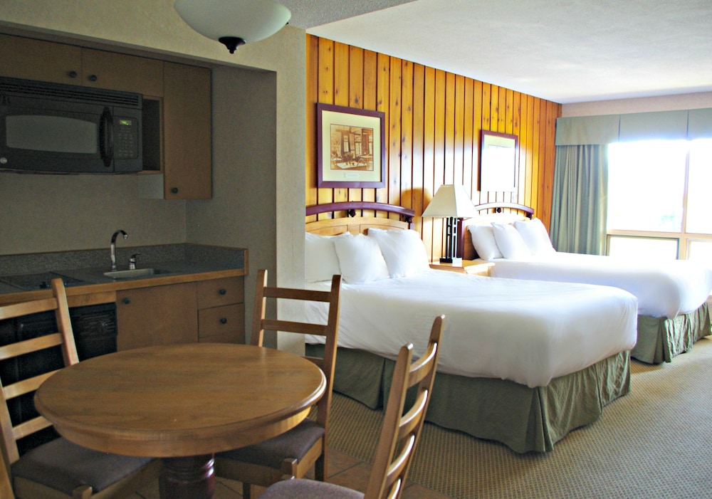 غرفة كلاسيكية بسريرين كوين بمطبخ صغير، Fairmont Hot Springs Resort 1/1