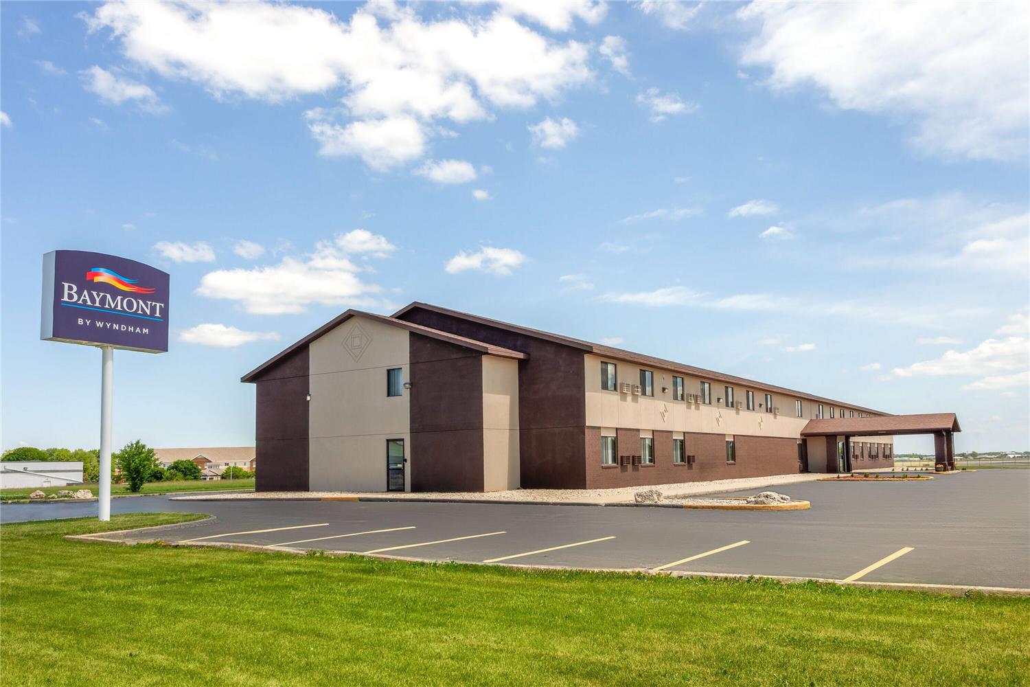 Baymont by Wyndham Oshkosh Airport 31/32