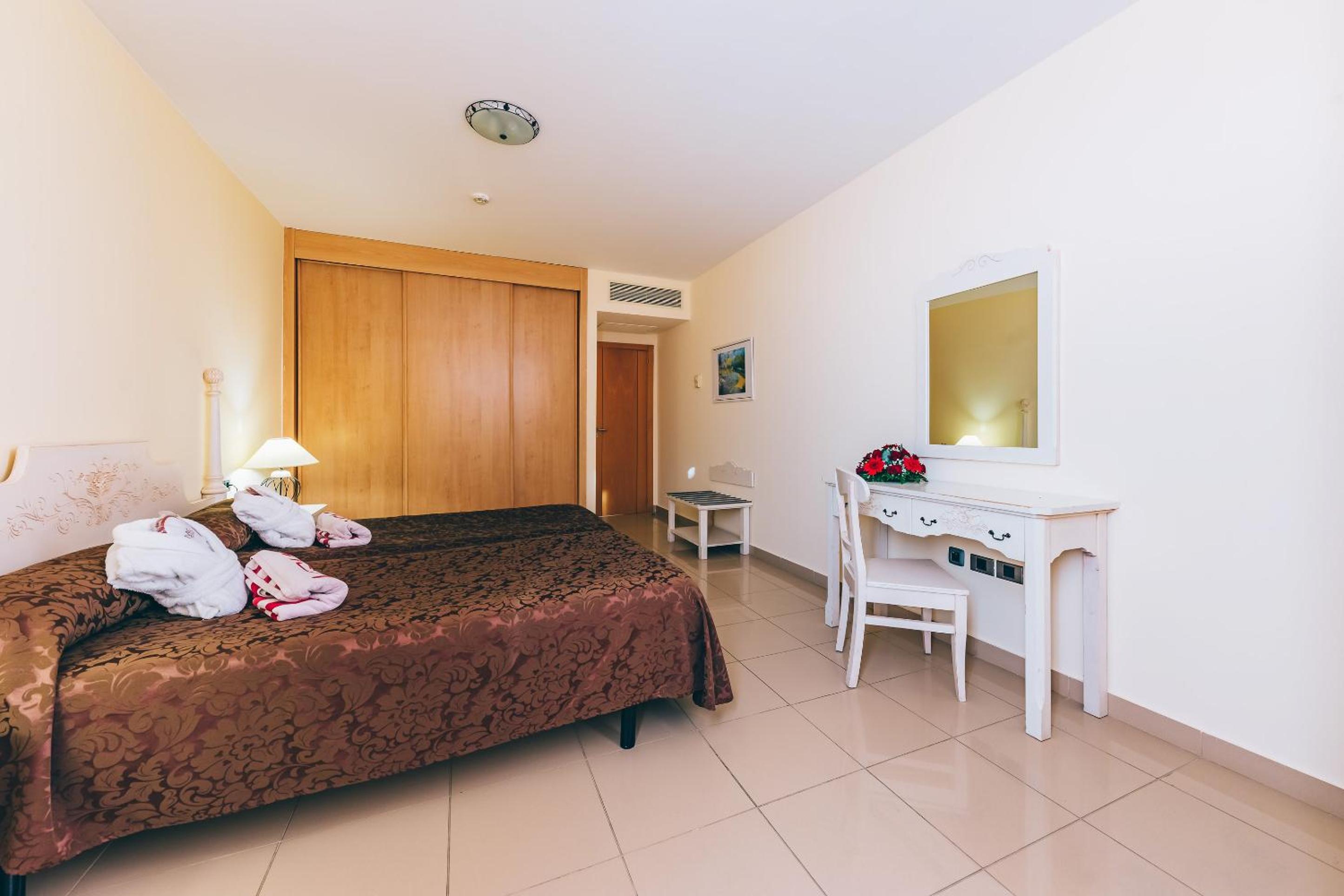 Junior Suite, Single Bed, Pool or Sea View