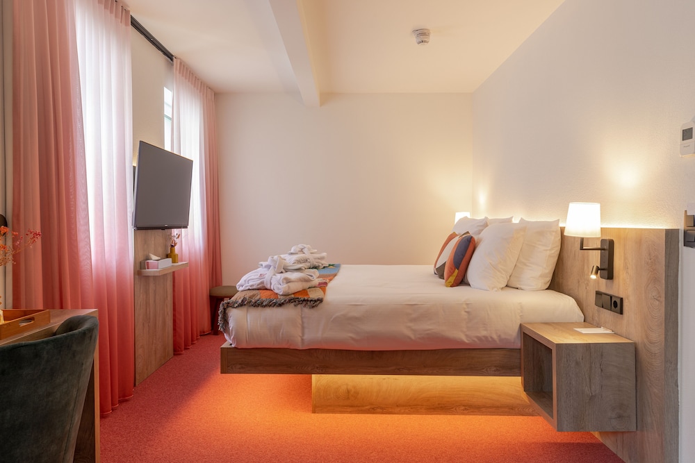 SUPERIOR, DOUBLE BED