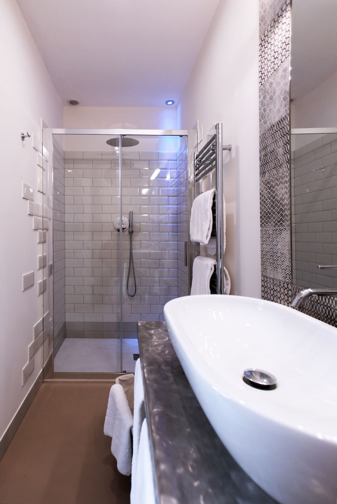 Trevi Contemporary Suite 37/42