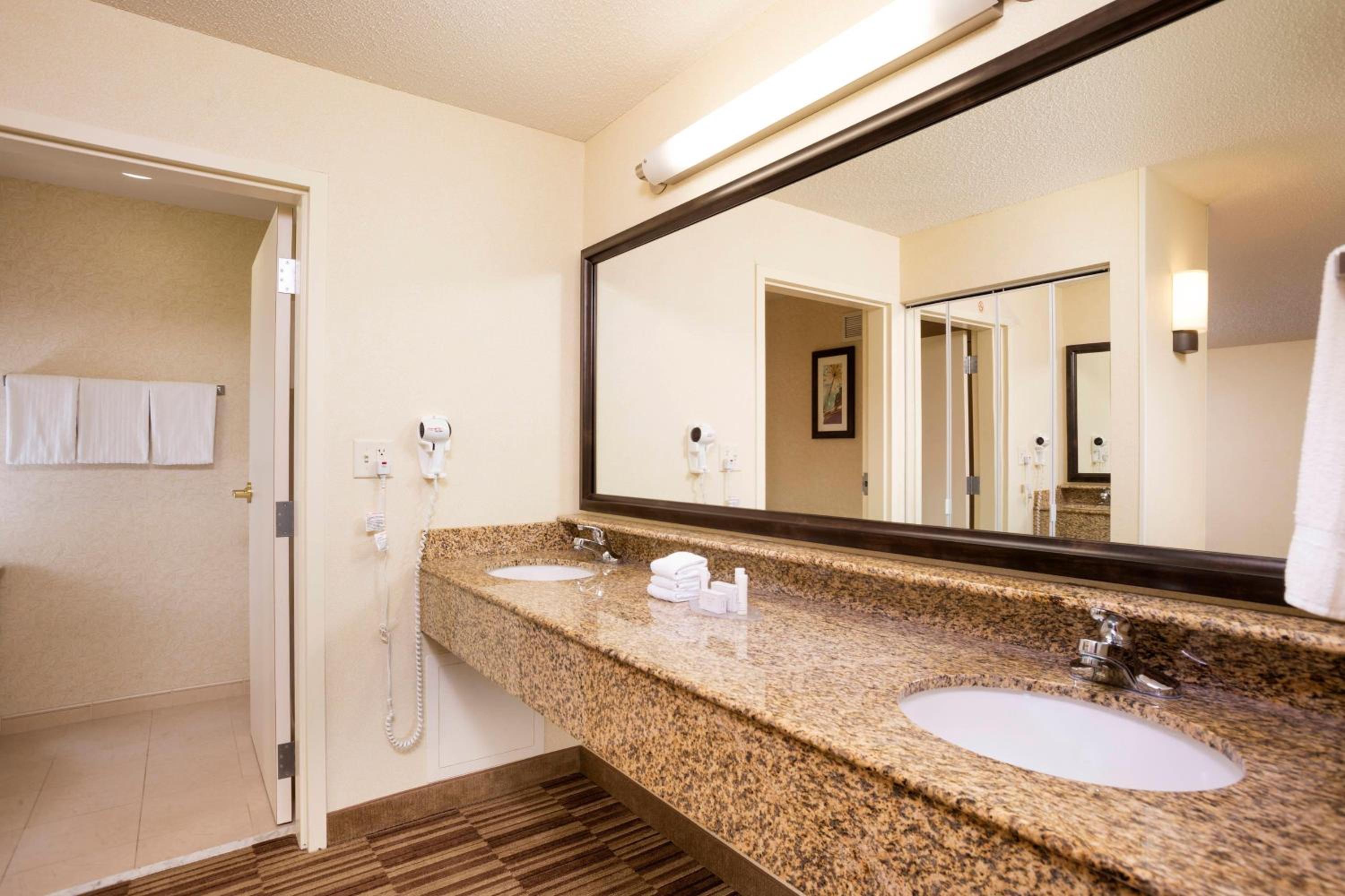 1 Bedroom, Suite, King Bed, Courtyard View, Sofa, Balcony