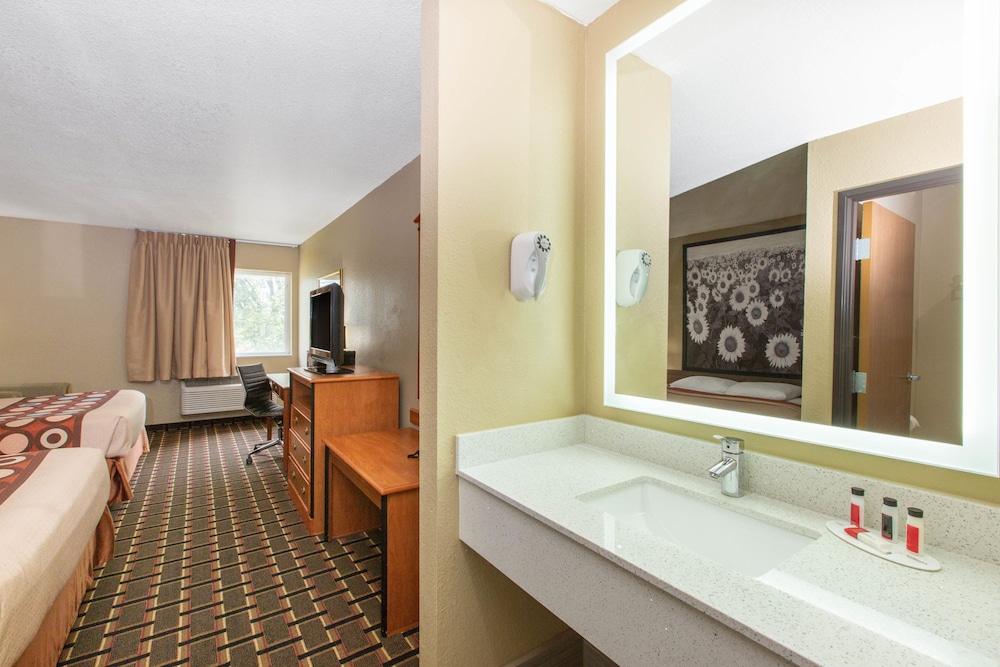 Super 8 by Wyndham Ottawa 19/26