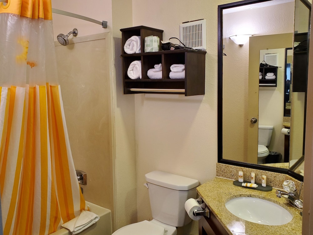 La Quinta Inn & Suites by Wyndham Memphis Airport Graceland 30/71