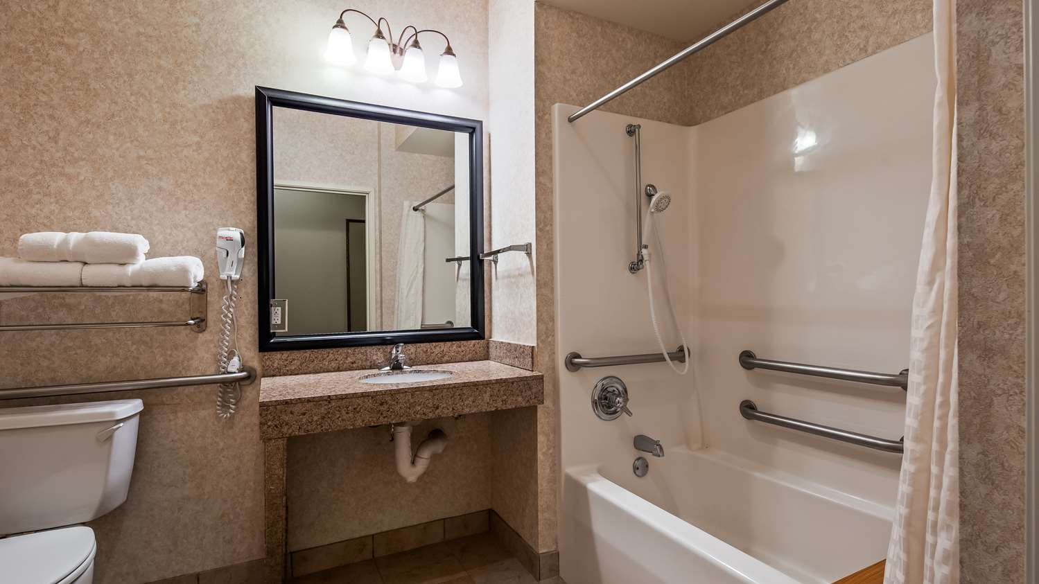 غرفة بسريرين كوين بحوض استحمام لذوي الإعاقة، Best Western Longview 2/2